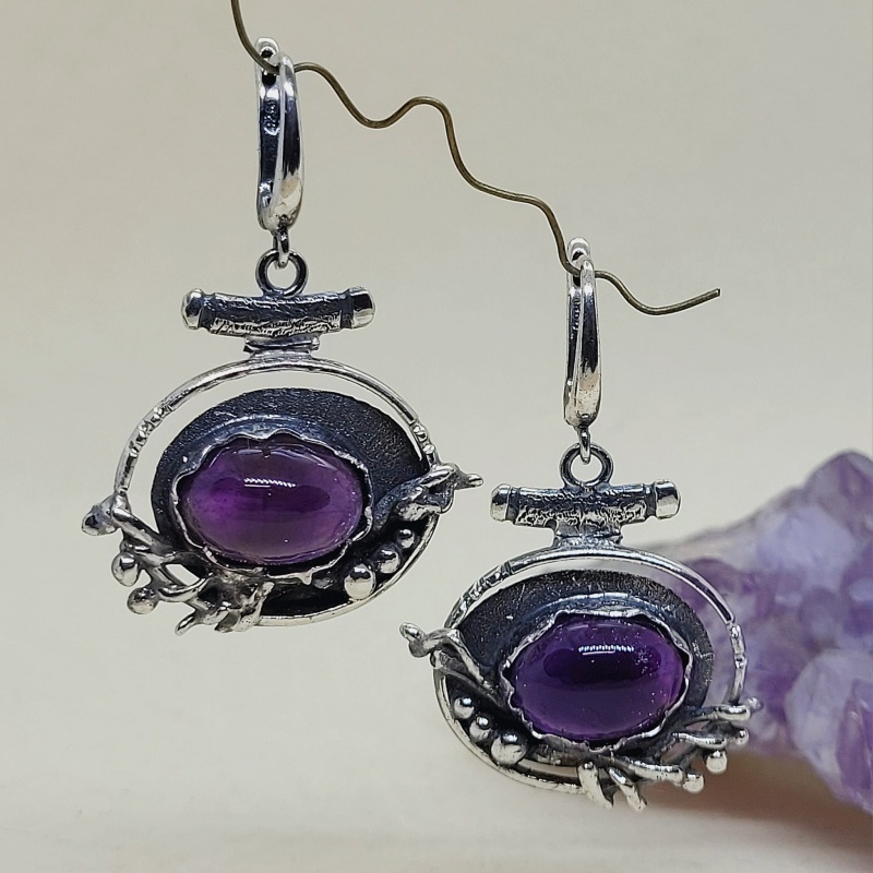 Women's Vintage Carved Design Court-Style Earrings